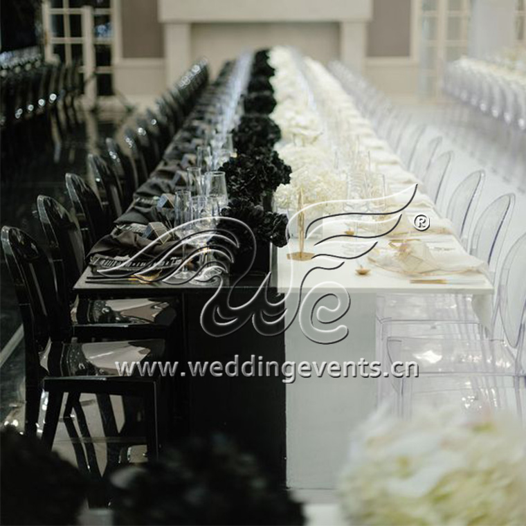 Stunning Black and White Table Decor