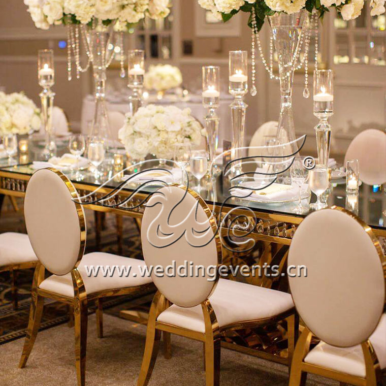 Unique Wedding Table with Crystal Pendants