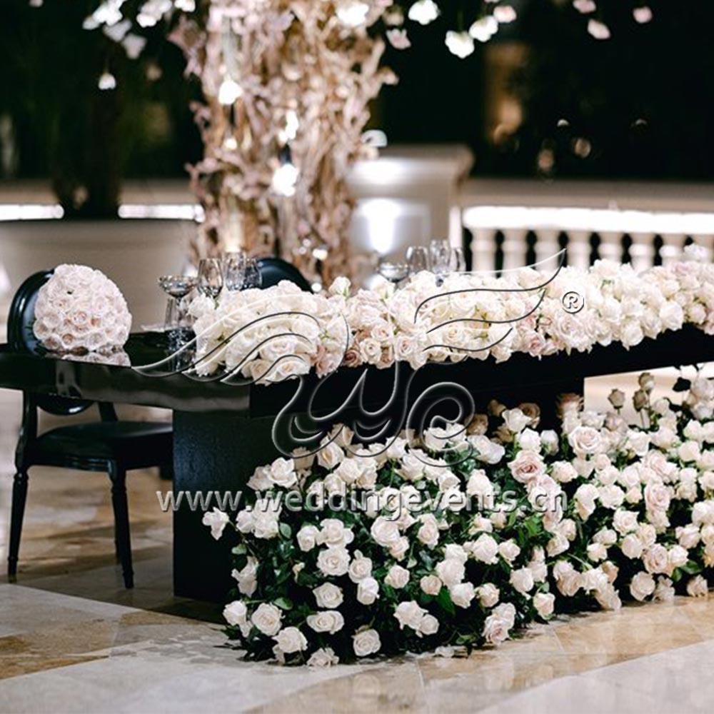 Create a Dramatic Sweetheart Table